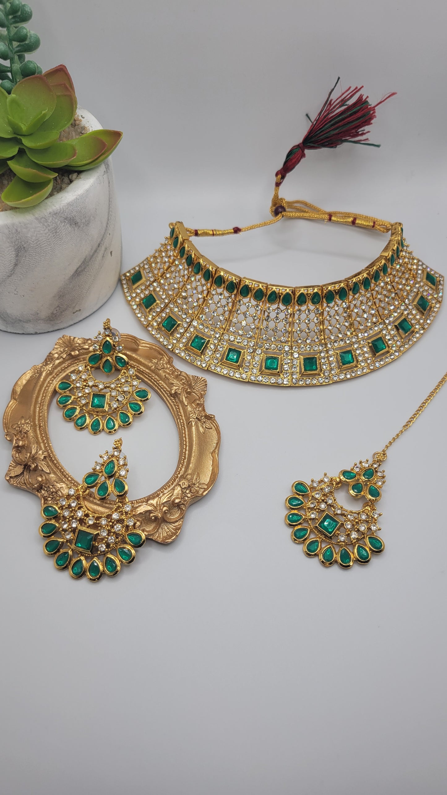Green choker set