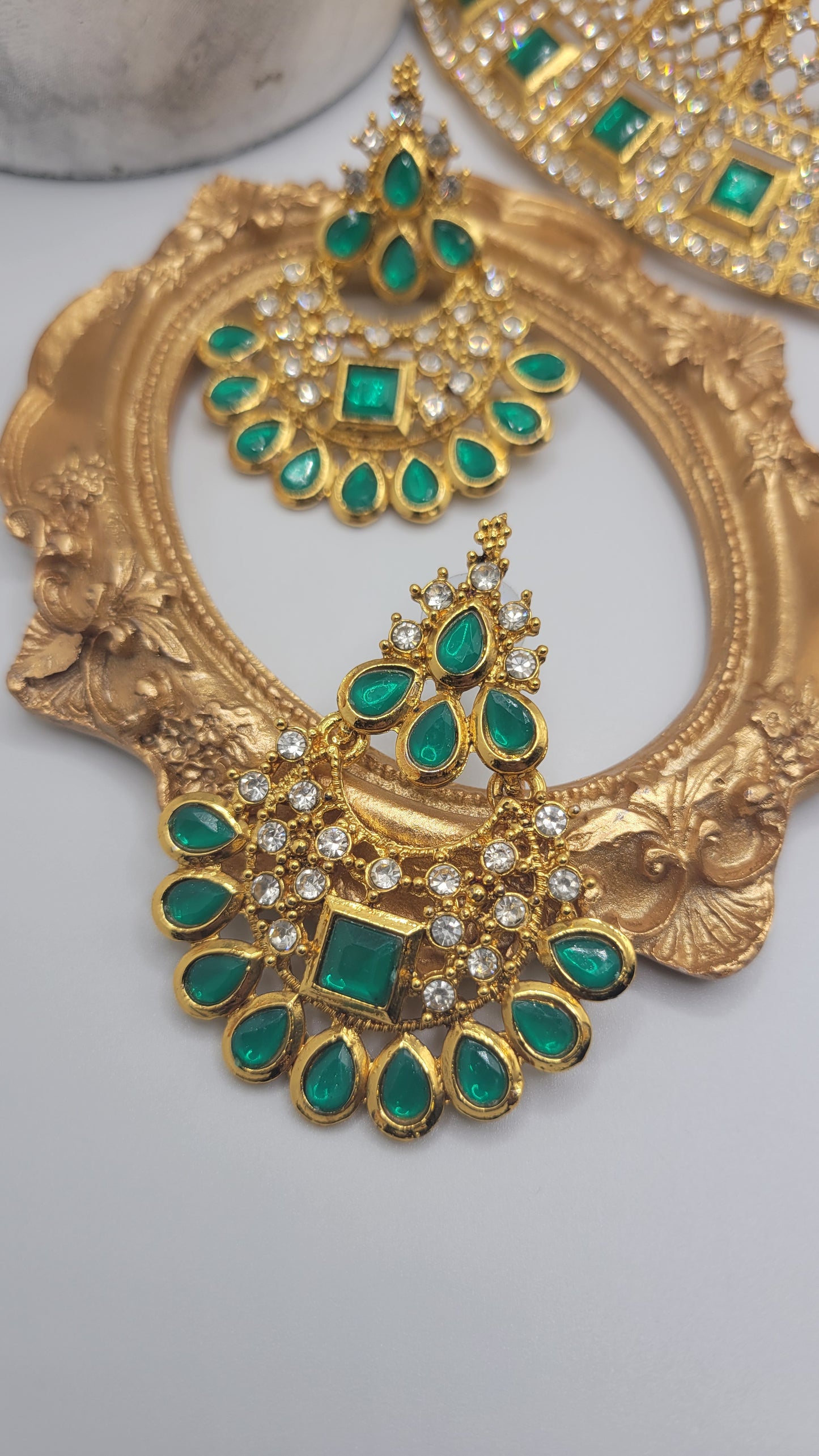 Green choker set