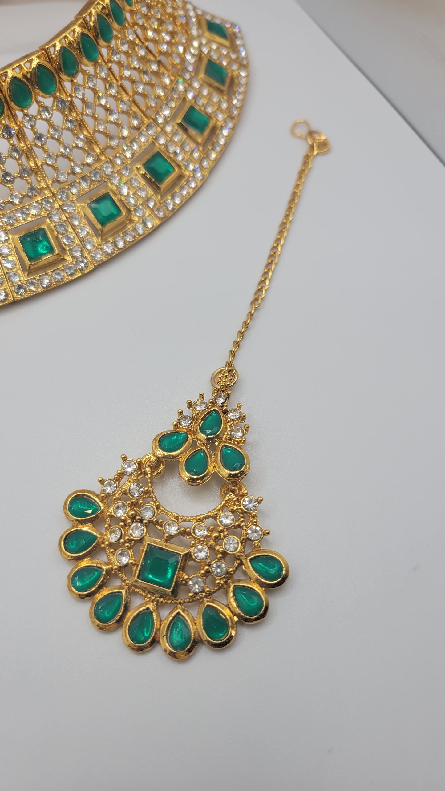 Green choker set