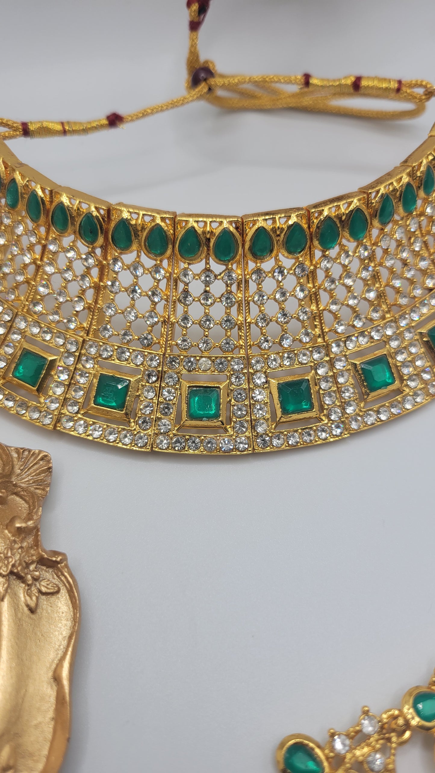 Green choker set