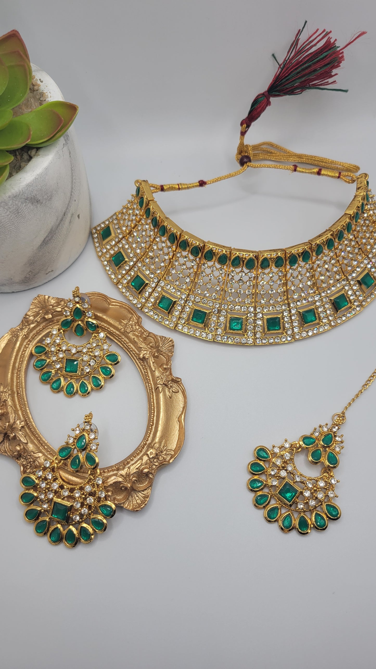 Green choker set