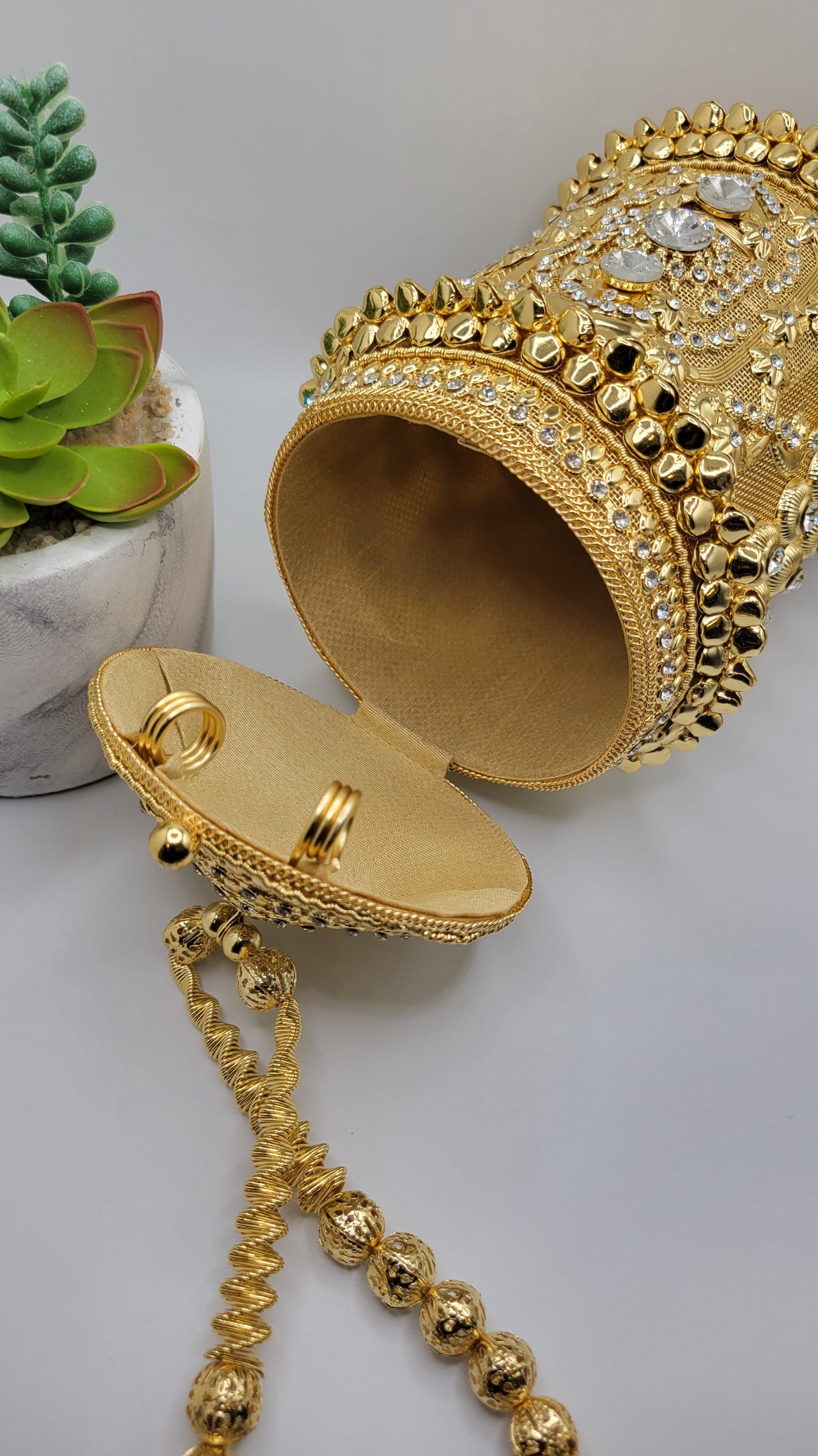 Bridal clutch