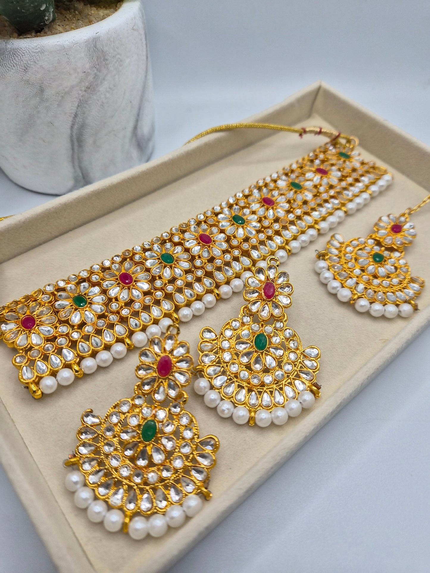 Kundan choker