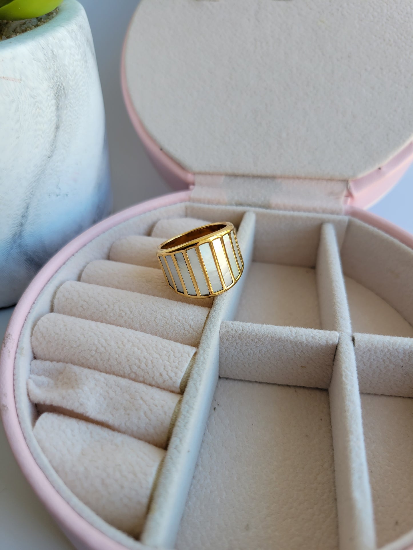 Shell statement ring