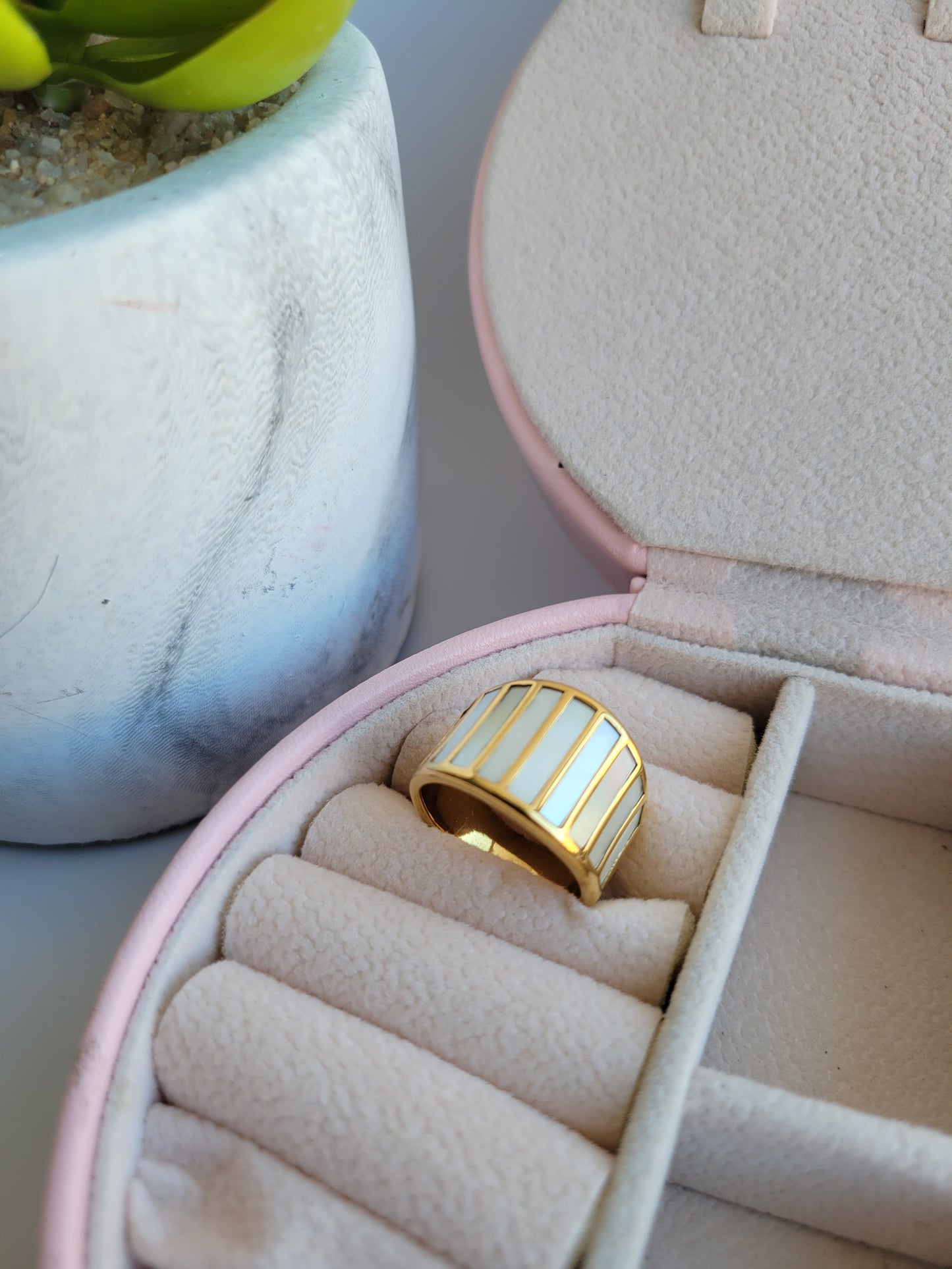 Shell statement ring