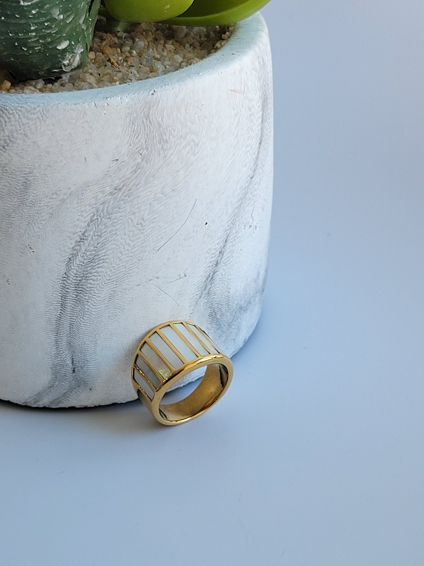 Shell statement ring