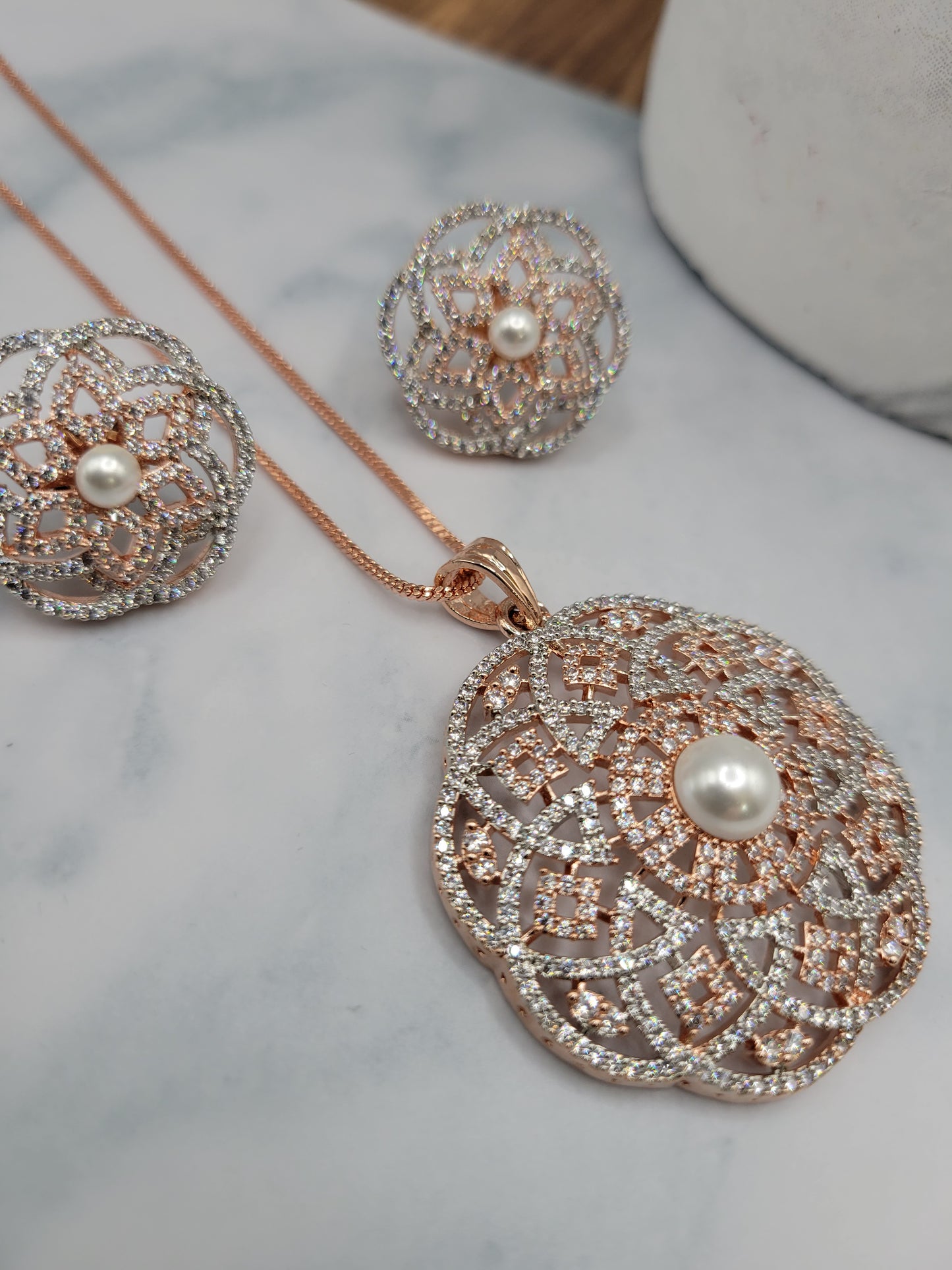 AD pearl pendant set