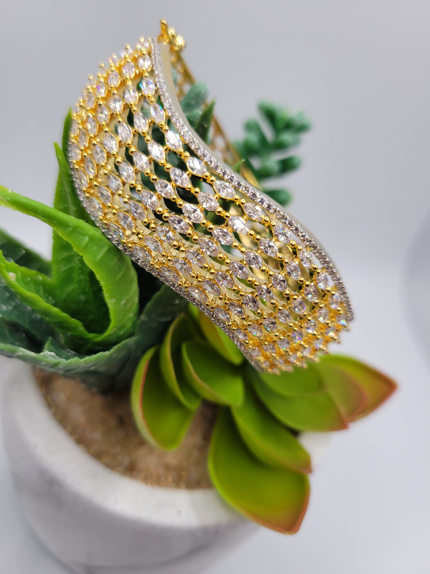 Wave bangle