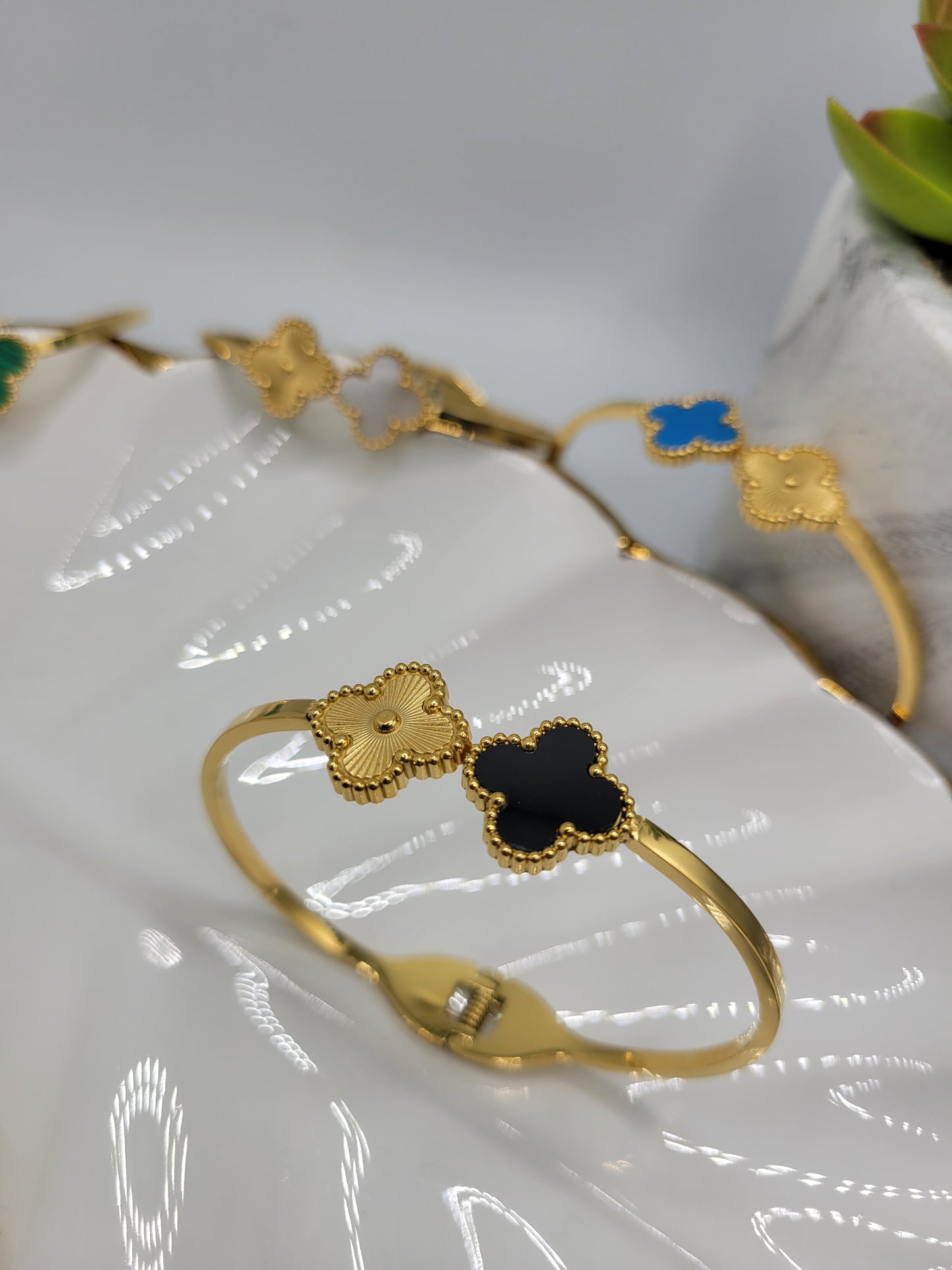 Clover bangle