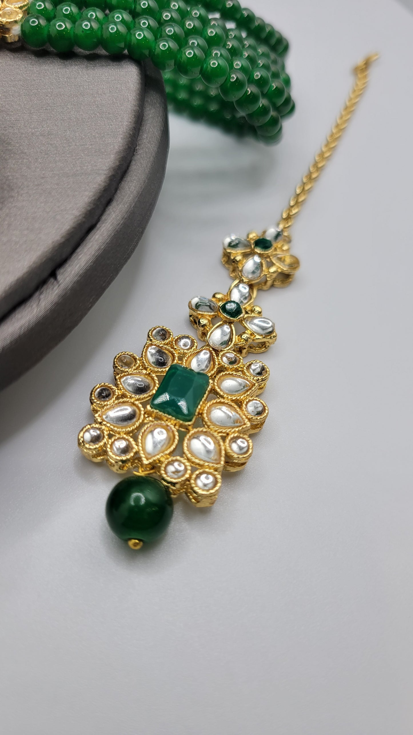 Green kundan choker