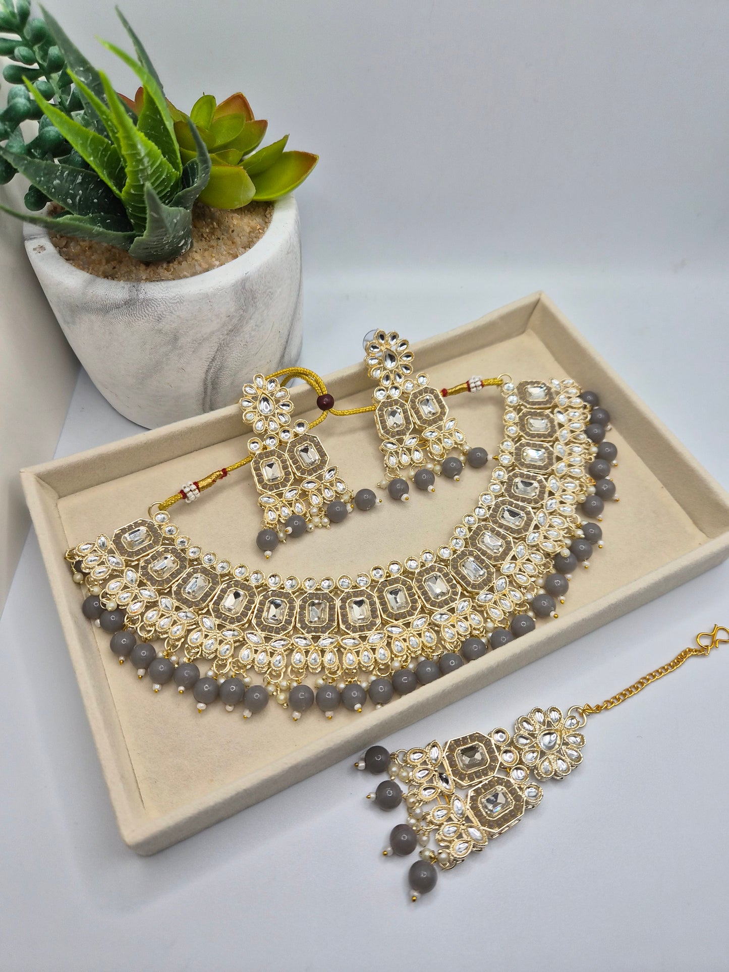 Gray kundan set