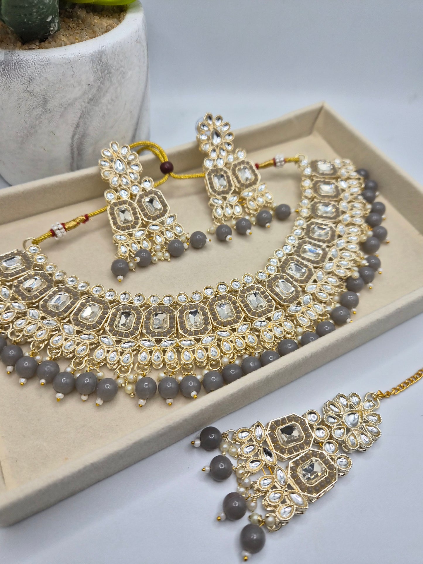 Gray kundan set