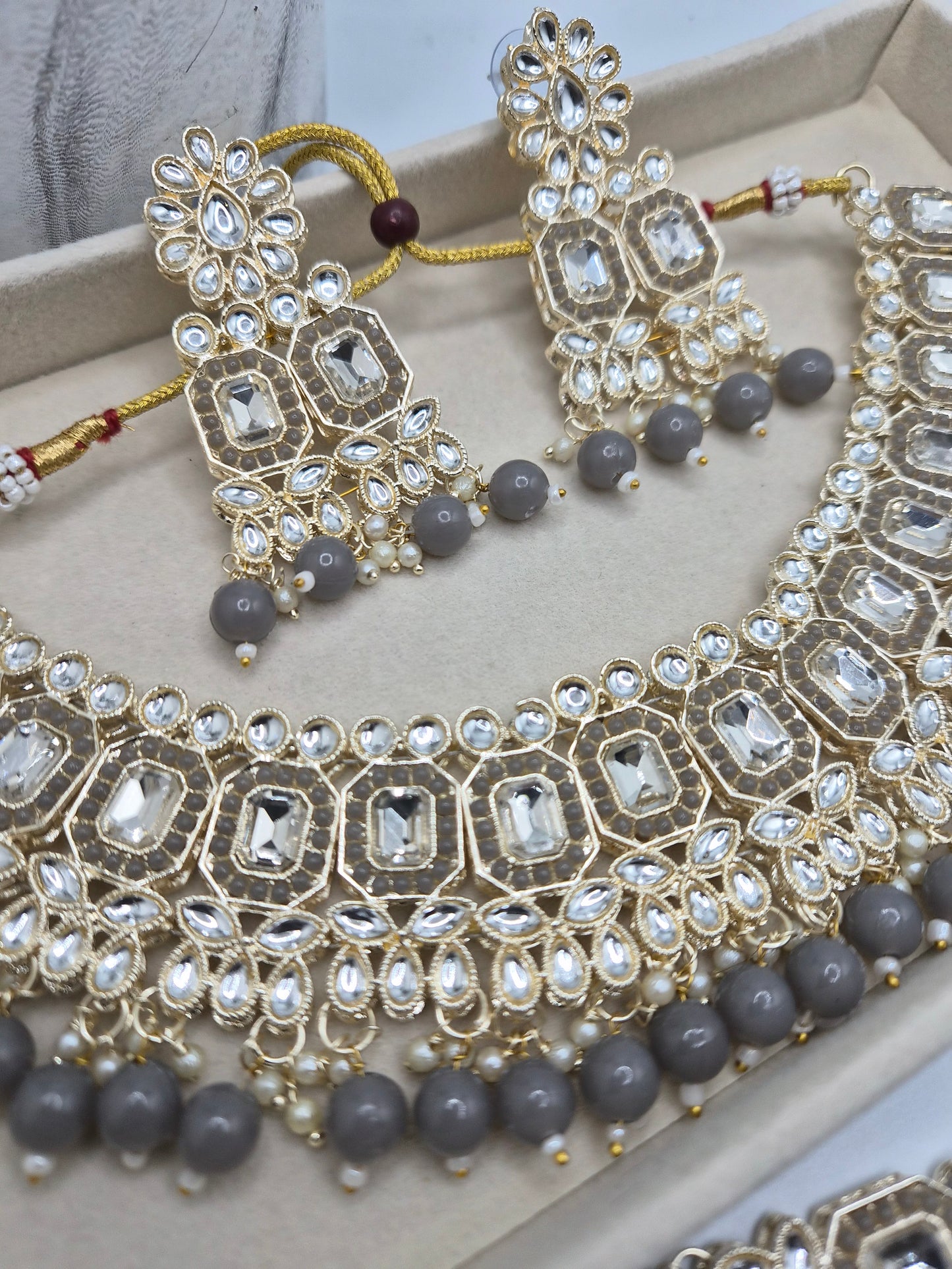 Gray kundan set