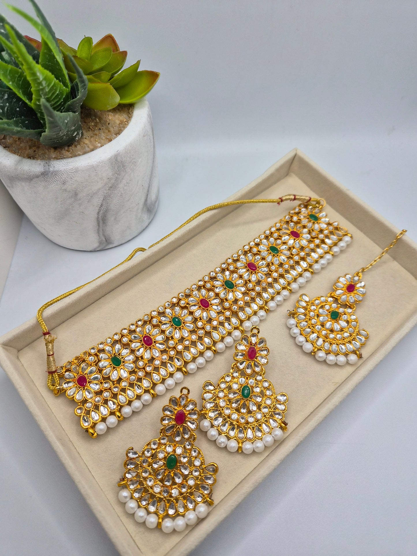 Kundan choker