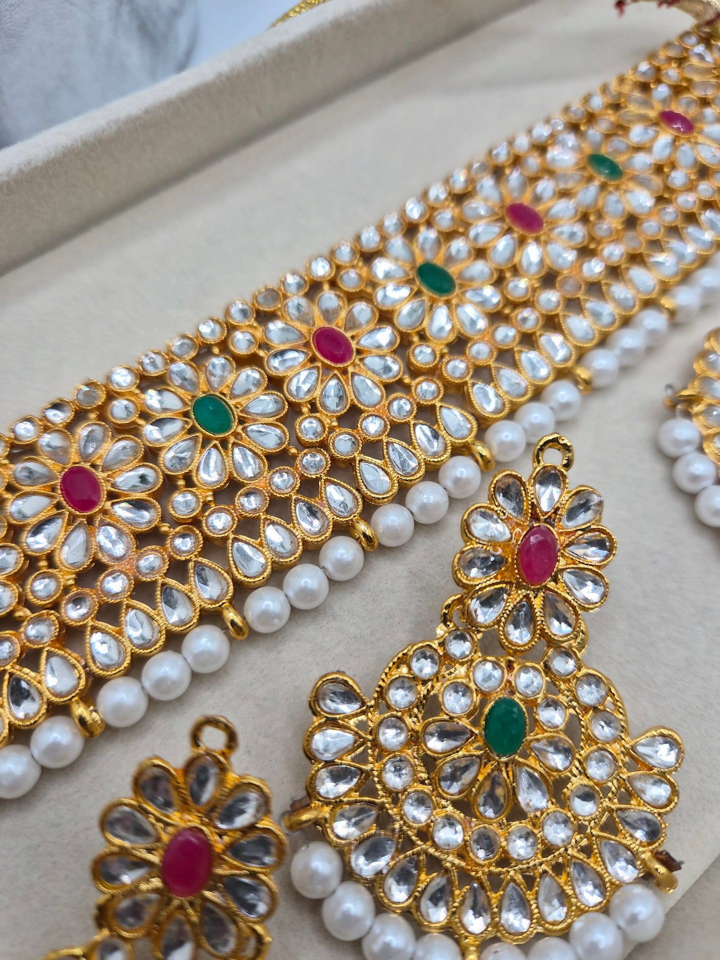 Kundan choker