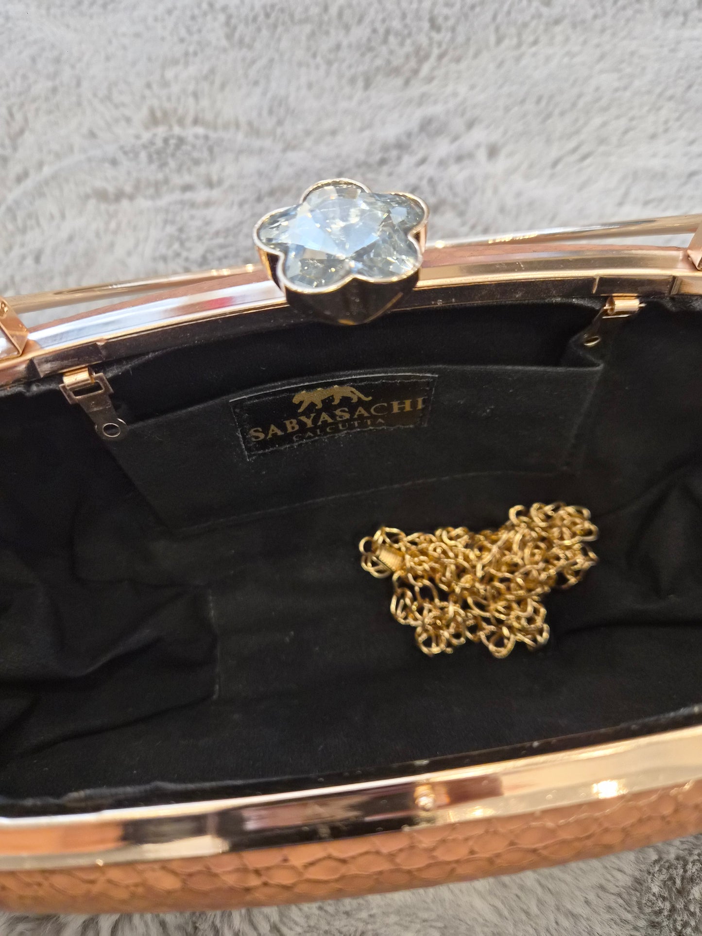 Sabya clutch